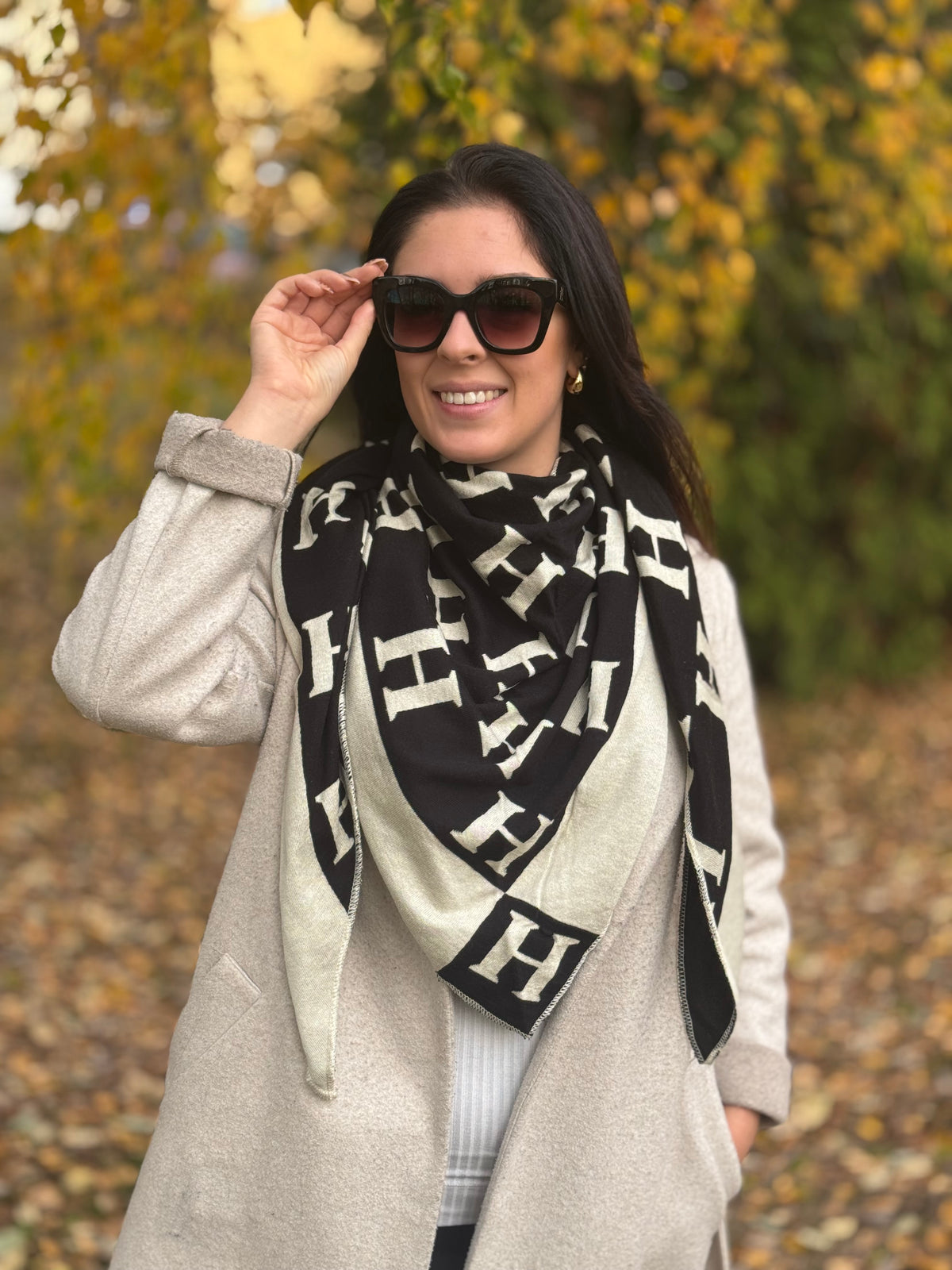 Zwillingsherz Schal „Buchstabe H“ beige, schwarz